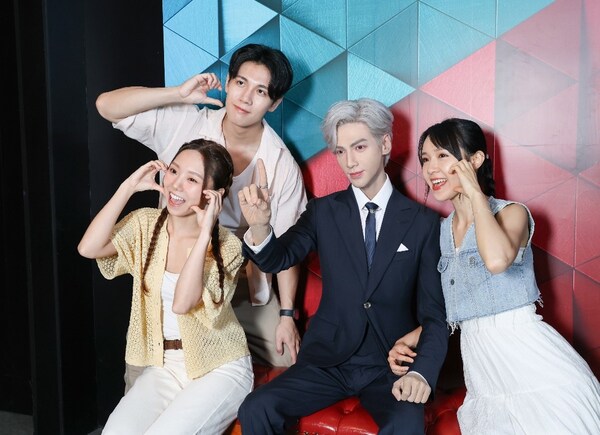 Madame Tussauds Hong Kong เปิดตัวหุ่นขี้ผึ้งถาวรซูเปอร์สตาร์จีน Hua Chenyu และ Luo Yunxi Madame Tussauds Hong Kong เปิดตัวหุ่นขี้ผึ้งถาวรซูเปอร์สตาร์จีน Hua Chenyu และ Luo Yunxi