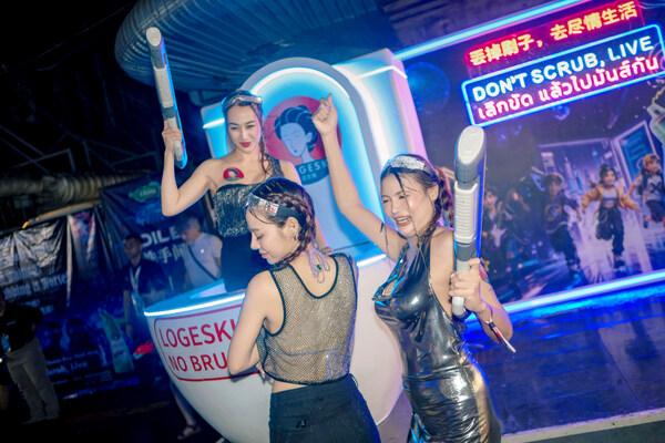 Logeski สร้างปรากฏการณ์กลางสงกรานต์! เปิดตัว "ห้องน้ำยักษ์" สุดไวรัล ใจกลางกรุงเทพฯ Logeski สร้างปรากฏการณ์กลางสงกรานต์! เปิดตัว "ห้องน้ำยักษ์" สุดไวรัล ใจกลางกรุงเทพฯ