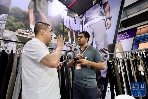 Xinhua Silk Road: เมืองทางตะวันออกเฉียงใต้ของจีนเปิดพื้นที่ใหม่สำหรับการค้าเสื้อผ้าและรองเท้าผ่านการส่งเสริมด้านแฟชั่นและวัฒนธรรม Xinhua Silk Road: เมืองทางตะวันออกเฉียงใต้ของจีนเปิดพื้นที่ใหม่สำหรับการค้าเสื้อผ้าและรองเท้าผ่านการส่งเสริมด้านแฟชั่นและวัฒนธรรม